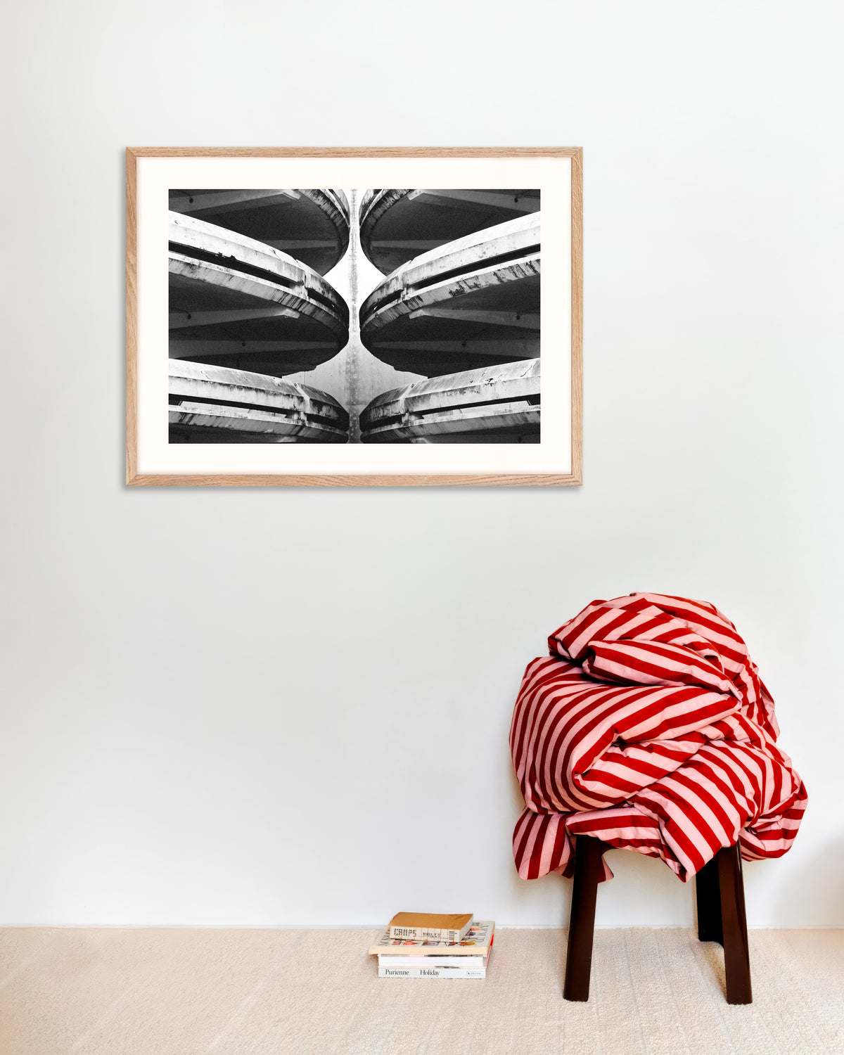 Poster «Rampe di un parcheggio a specchio», con cornice in legno naturale