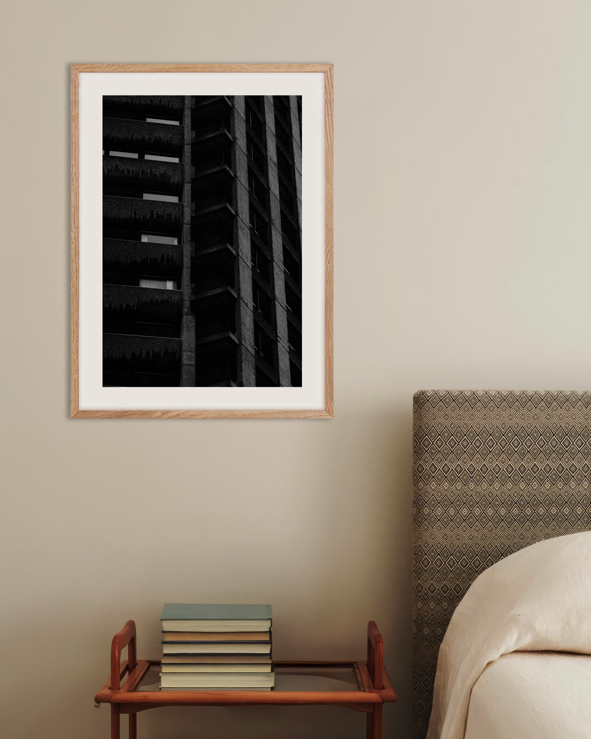 Poster «Facciata notturna con piante sospese», con cornice in legno naturale