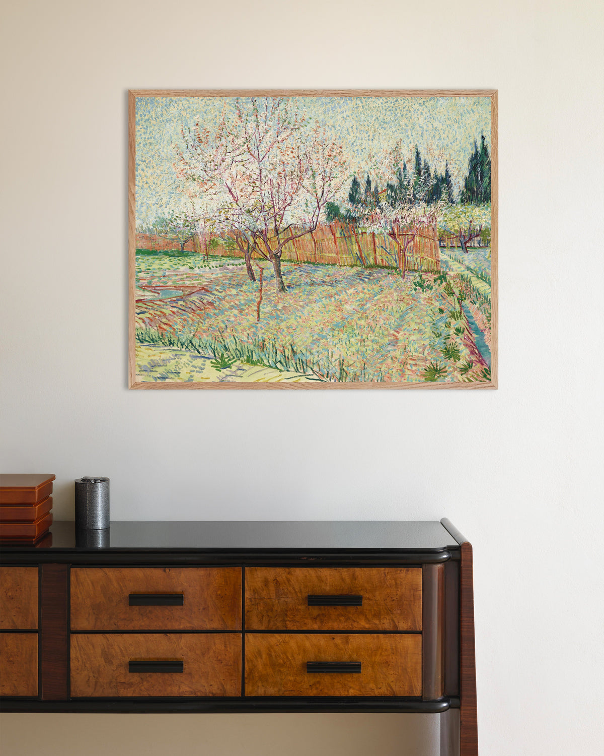 Poster di Frutteto delimitato da cipressi (1888) di Vincent van Gogh, con cornice in legno naturale