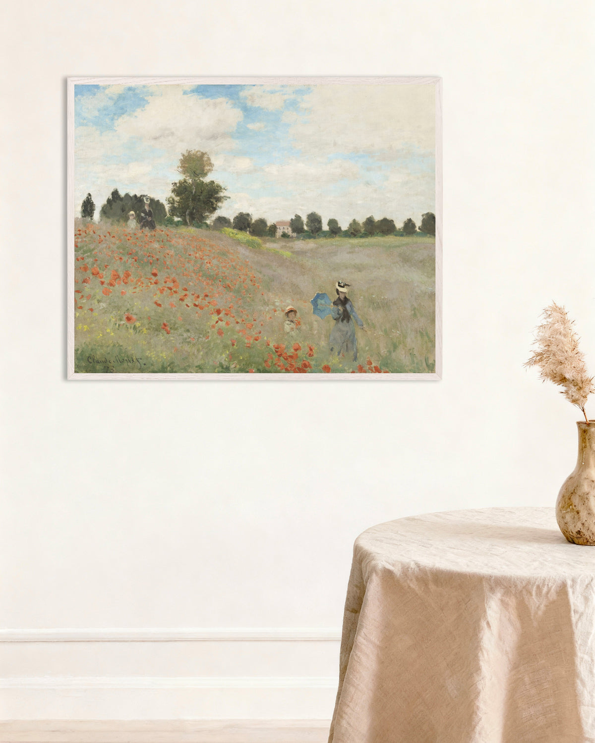 Poster Mohnfeld (1873) von Claude Monet mit weißem Holzrahmen