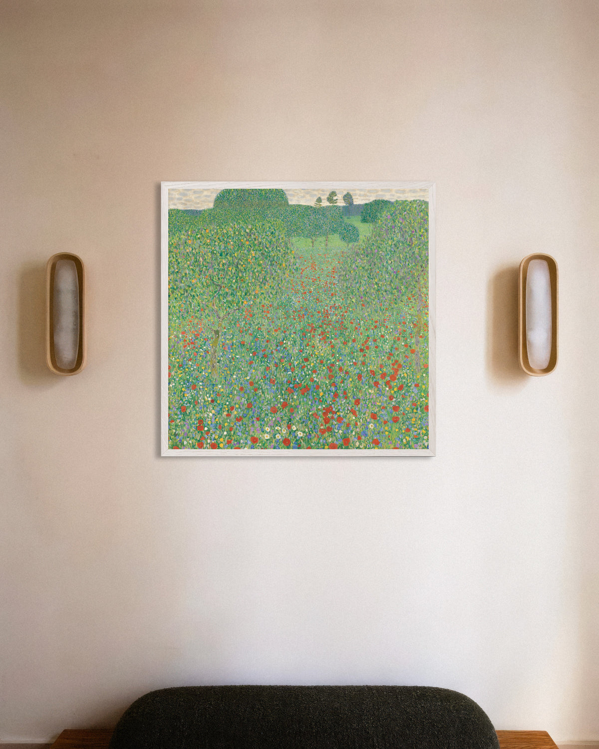 Poster Mohnwiese (1907) von Gustav Klimt mit weißem Holzrahmen