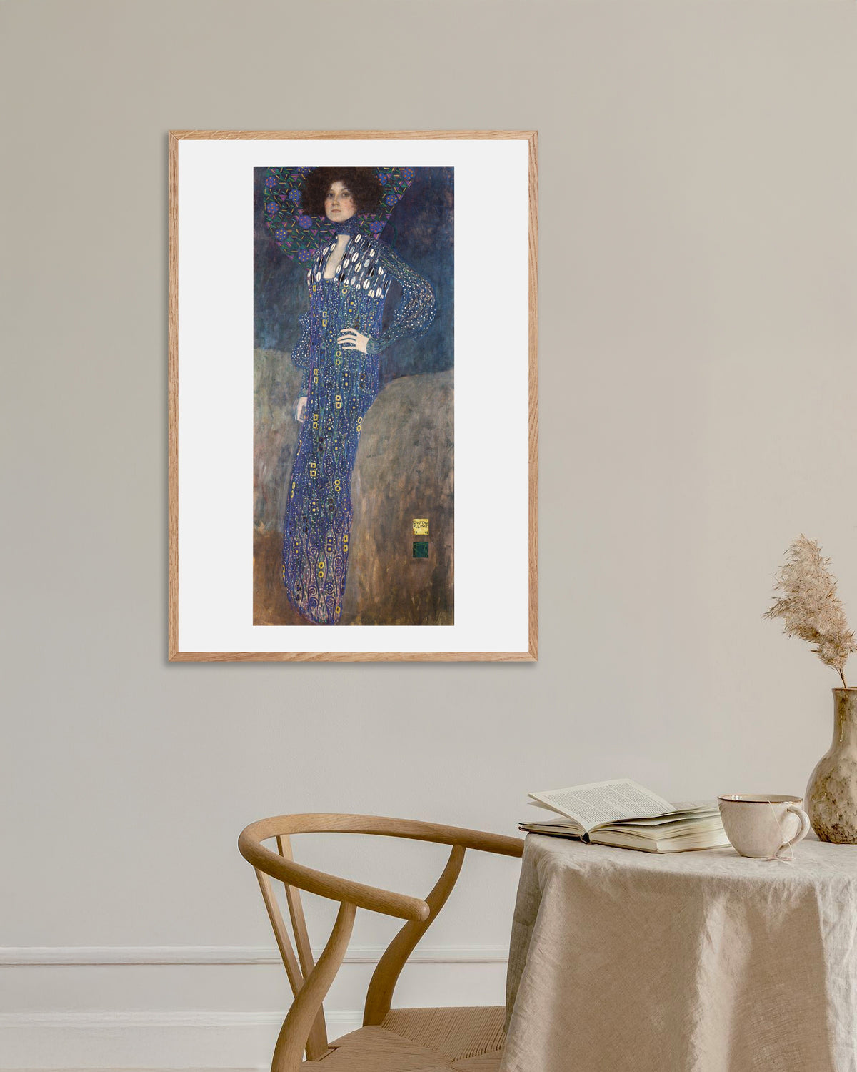 Poster Bildnis Emilie Flöge (1902) von Gustav Klimt mit naturfarbenem Holzrahmen