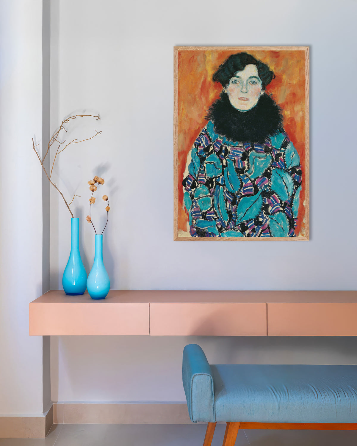 Poster Bildnis Johanna Staude (1917) von Gustav Klimt mit naturfarbenem Holzrahmen
