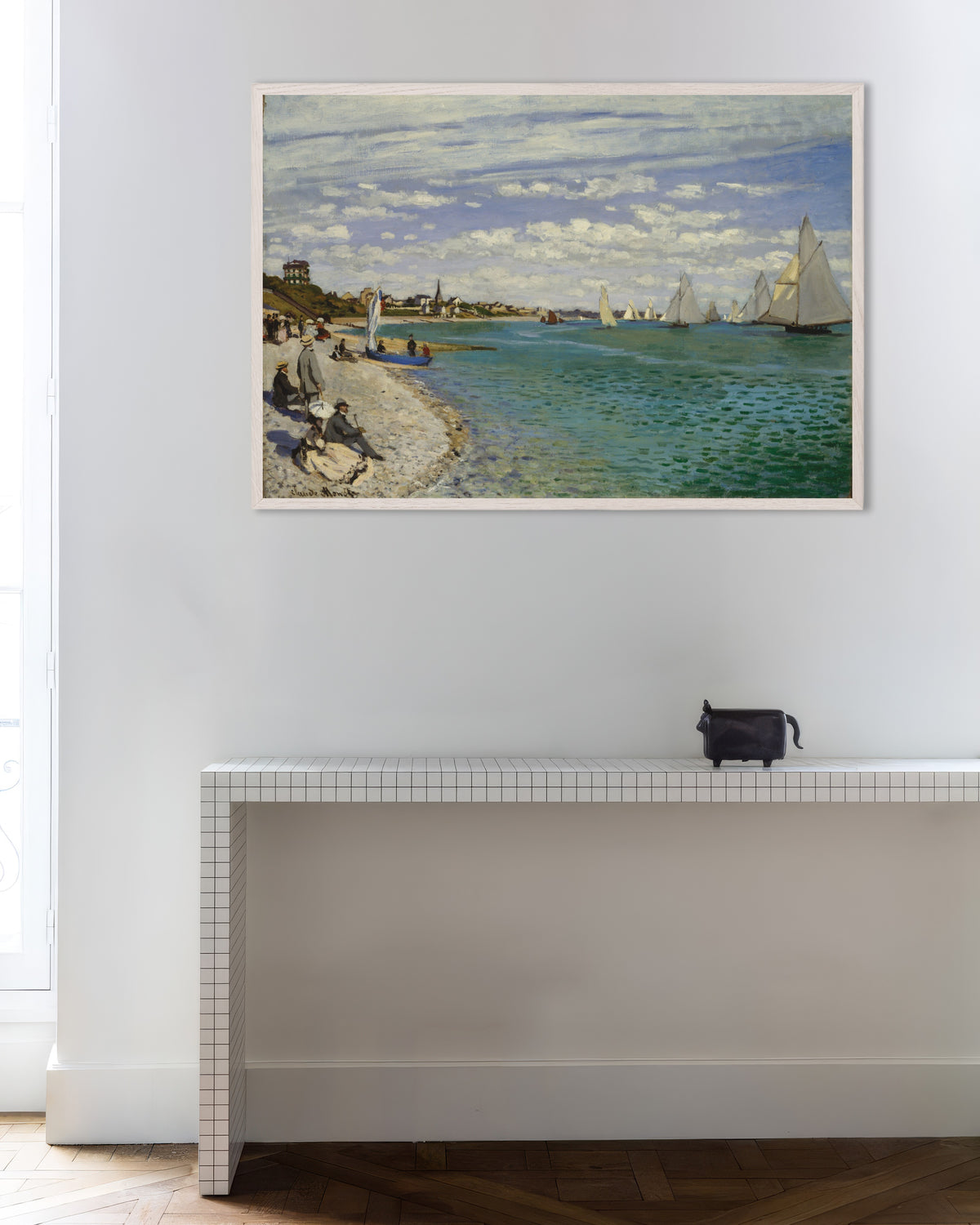 Affiche Régates à Sainte-Adresse (1867) de Claude Monet, avec un cadre en bois blanc