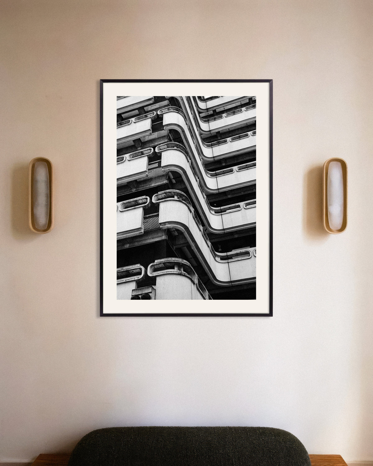 Poster „Geschwungene Betonbalkone“ mit Metallrahmen
