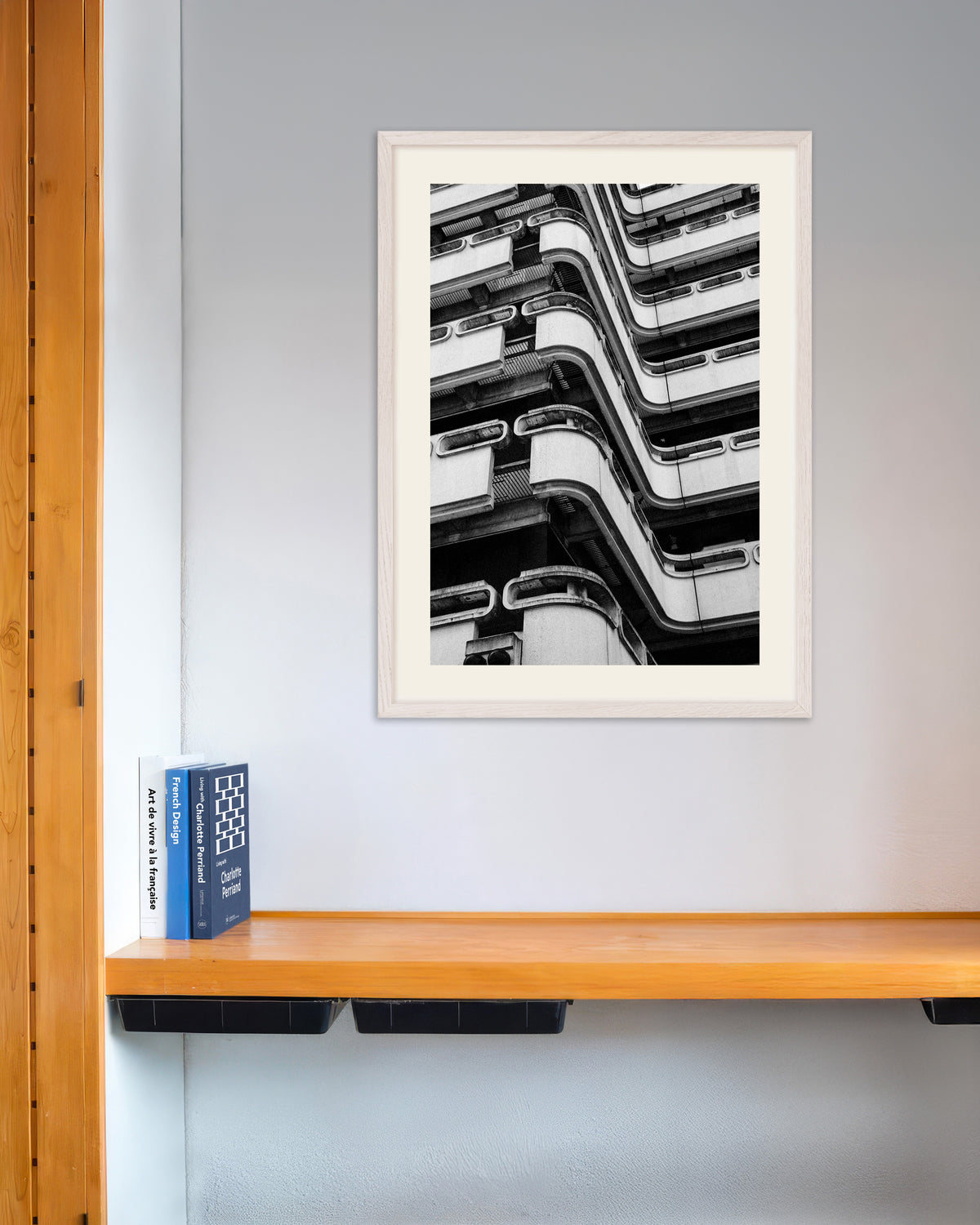 Poster „Geschwungene Betonbalkone“ mit weißem Holzrahmen