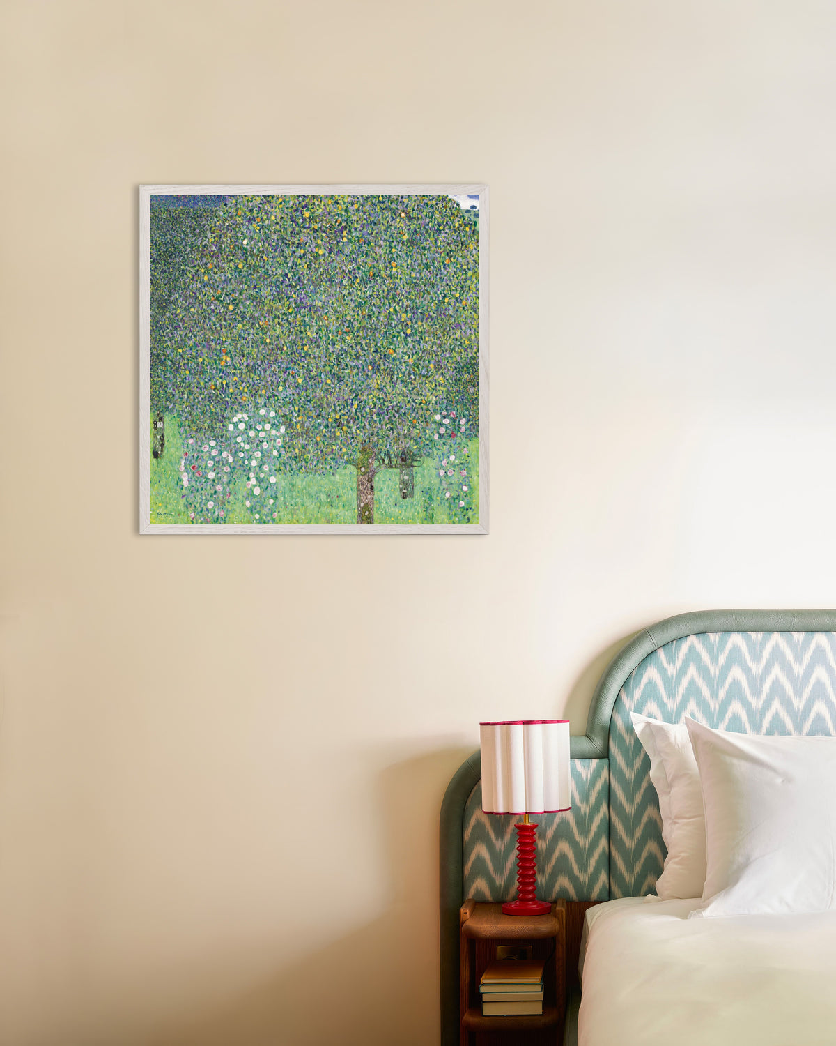 Poster Rosen unter Bäumen (1905) von Gustav Klimt mit weißem Holzrahmen