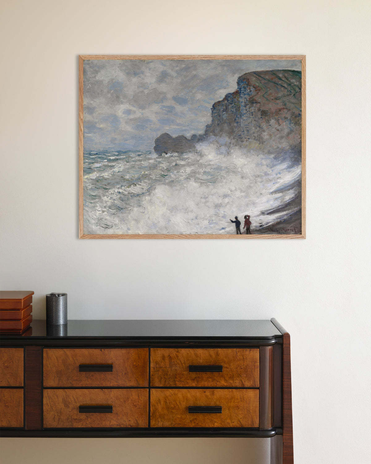 Poster Stürmisches Wetter in Étretat (1883) von Claude Monet mit naturfarbenem Holzrahmen