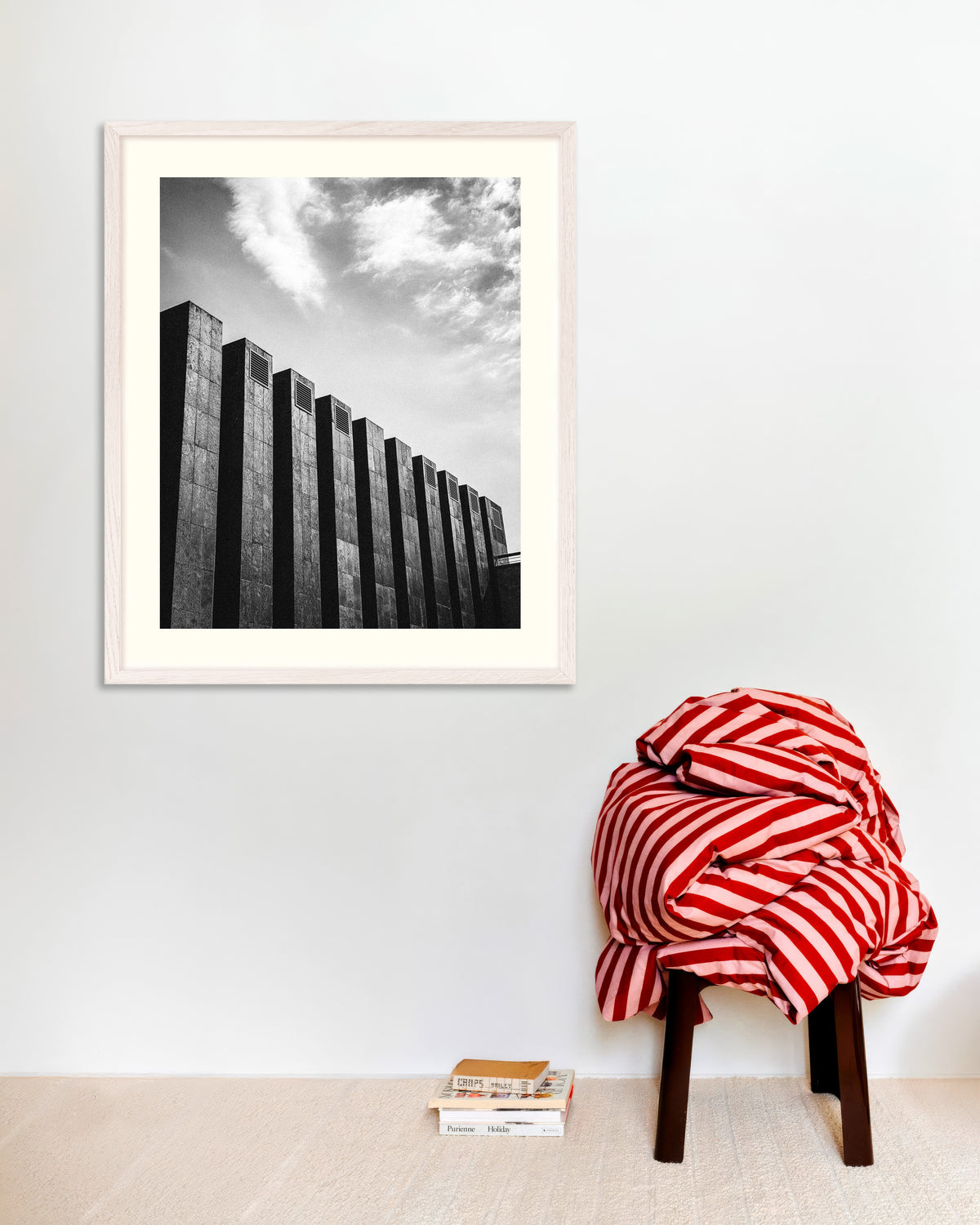 Affiche « Rangée d’ailettes sombres et nuages », avec un cadre en bois blanc