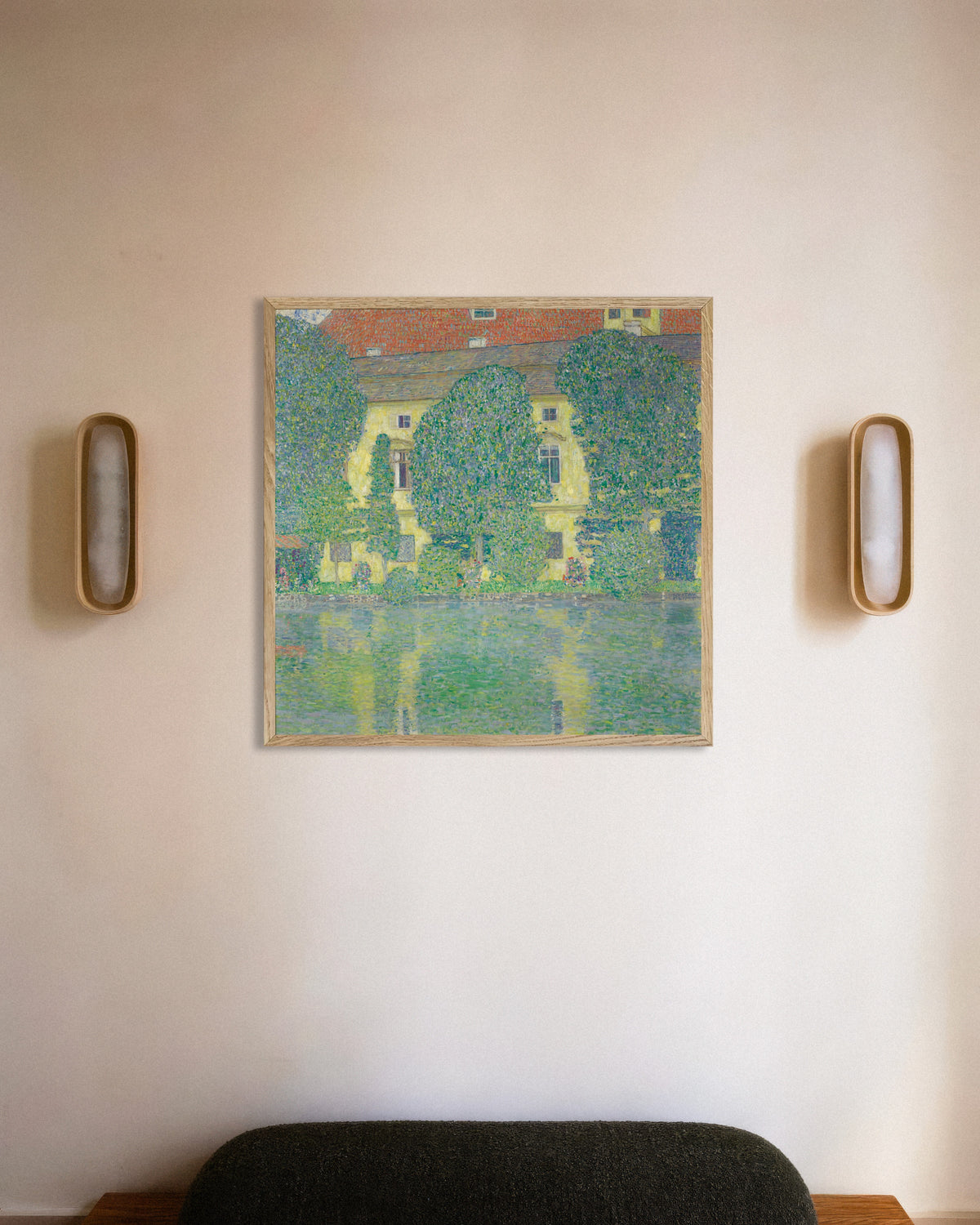 Poster di Castello di Kammer sul lago Attersee III (1910) di Gustav Klimt, con cornice in legno naturale
