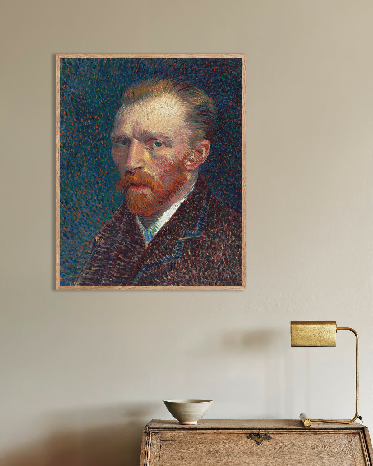 Poster Autoportrait sur fond bleu pointillé (1887) de Vincent van Gogh, avec un cadre en bois naturel