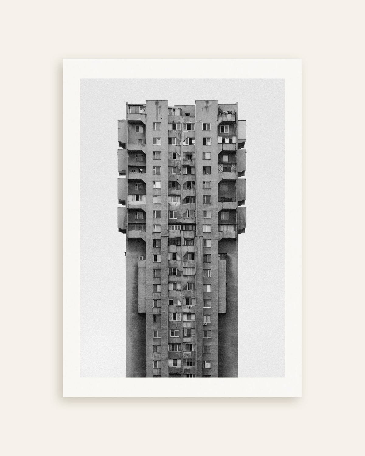 Affiche « Gratte-ciel de béton solitaire », vignette