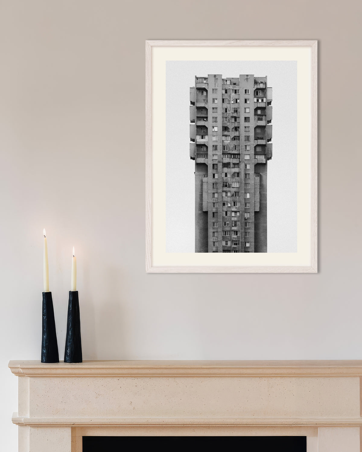 Affiche « Gratte-ciel de béton solitaire », avec un cadre en bois blanc