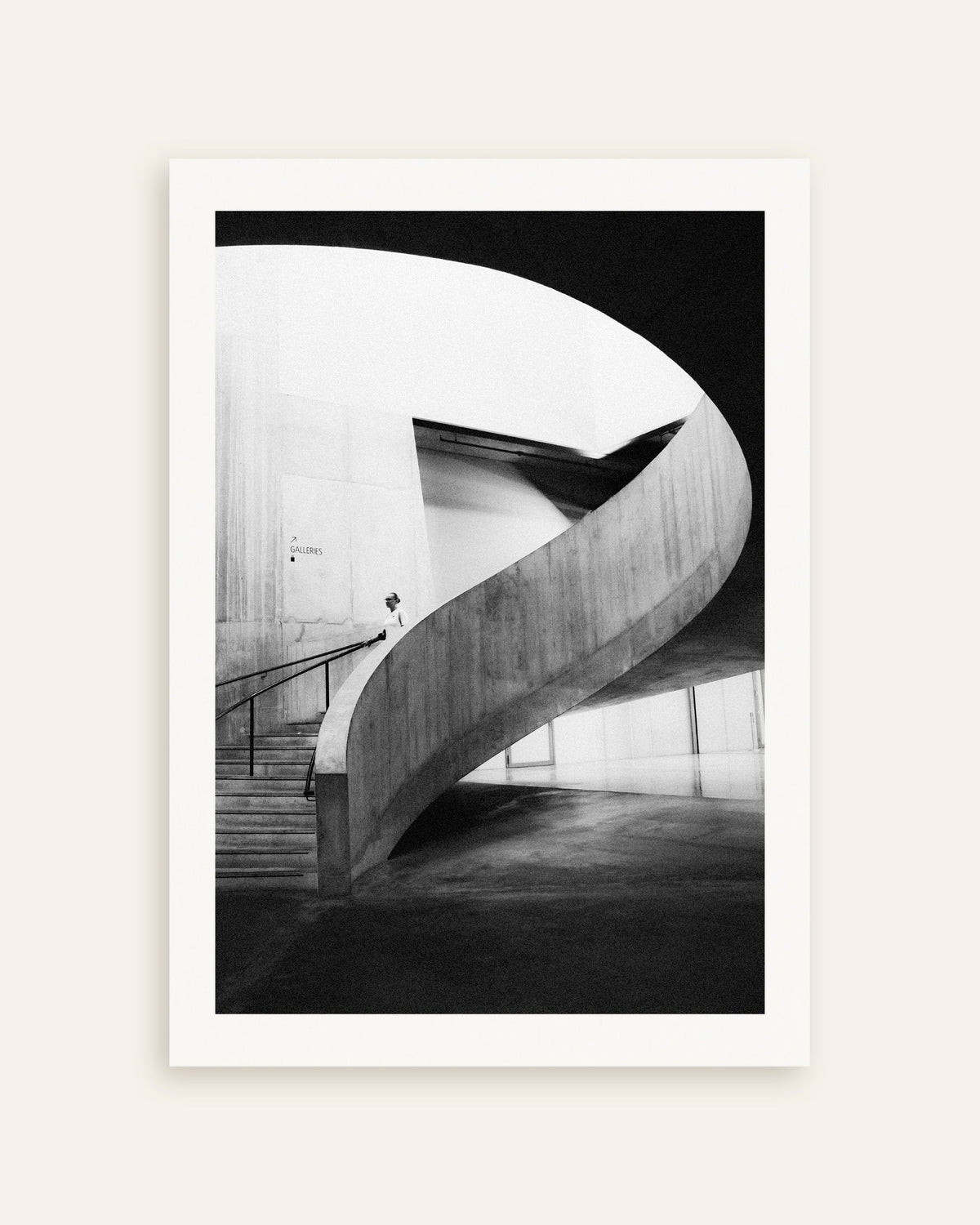 Poster „Spiralrampe mit Besucher“, Miniaturansicht