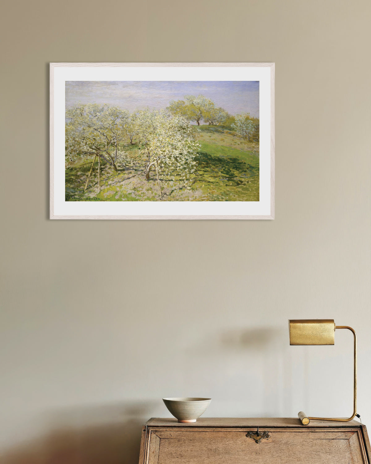Affiche Le Printemps, arbres fruitiers en fleurs (1873) de Claude Monet, avec un cadre en bois blanc