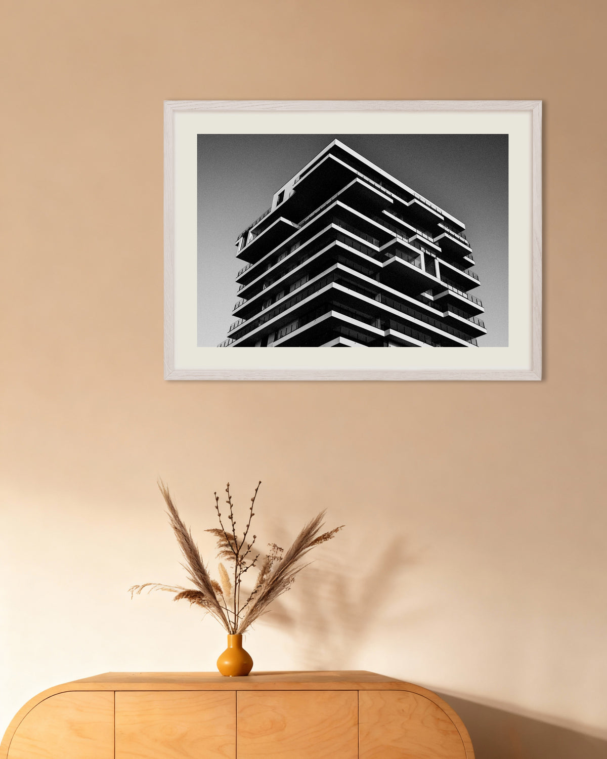 Poster «Torre di piani sovrapposti», con cornice in legno bianco