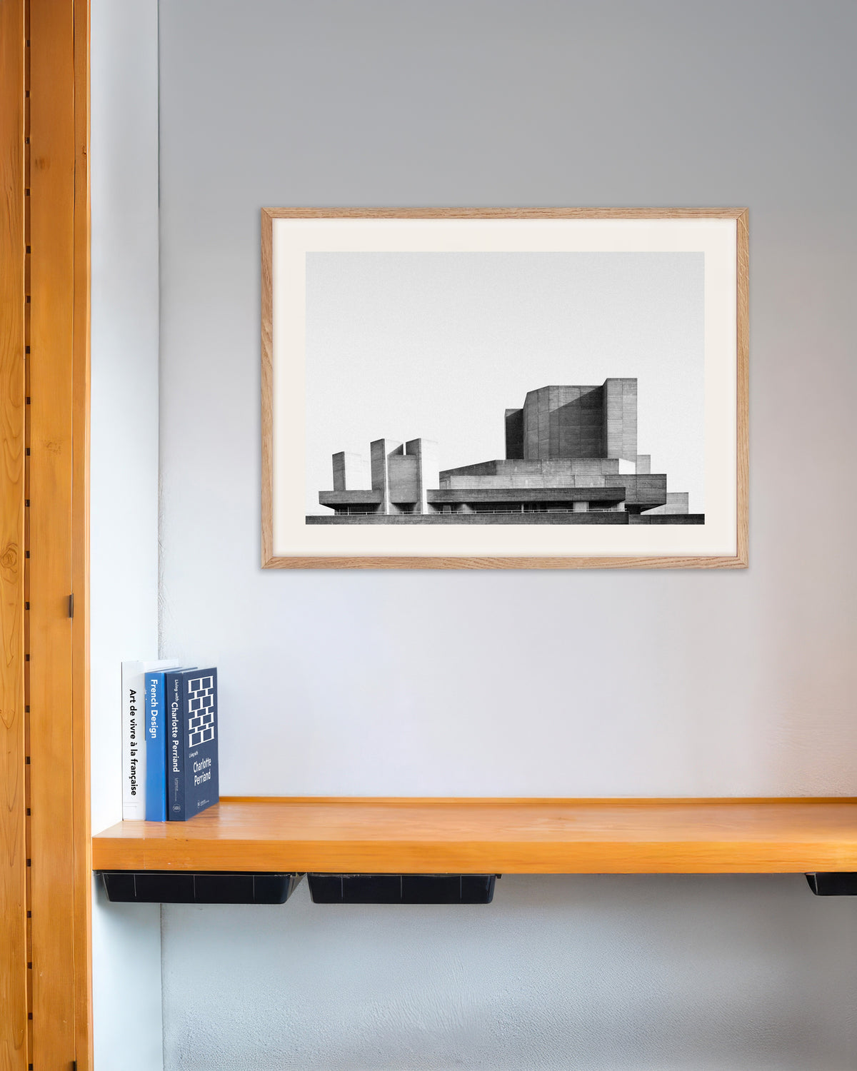 Poster „Gestaffelte Terrassen eines Betontheaters“ mit naturfarbenem Holzrahmen