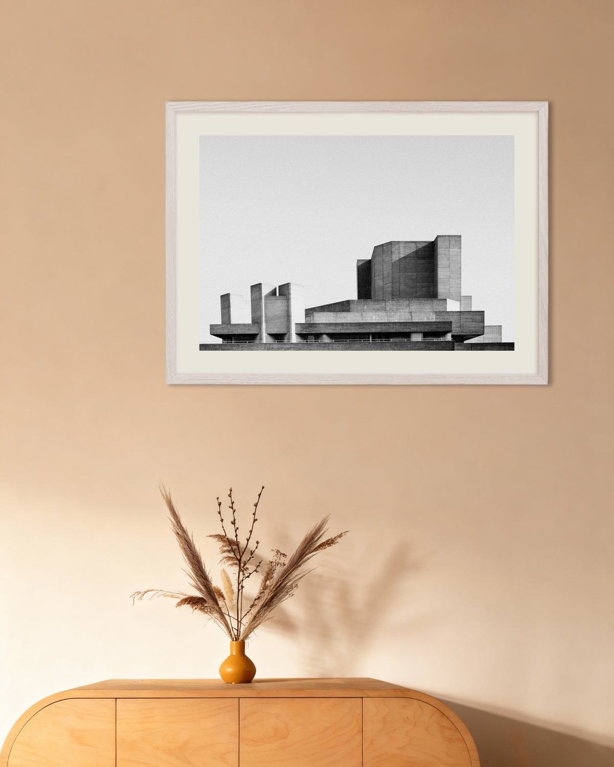 Poster „Gestaffelte Terrassen eines Betontheaters“ mit weißem Holzrahmen