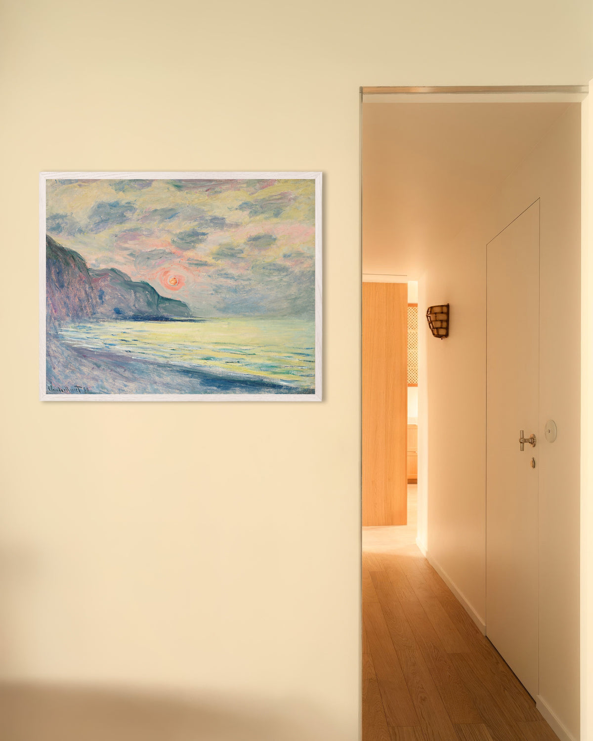Affiche Soleil couchant, temps brumeux, Pourville (1882) de Claude Monet, avec un cadre en bois blanc
