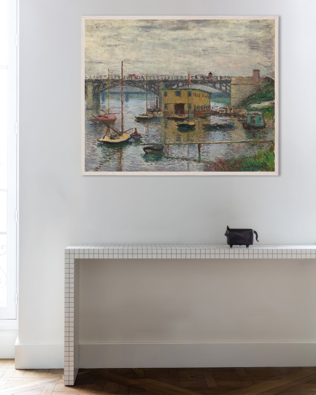 Poster Die Brücke von Argenteuil an einem grauen Tag (um 1876) von Claude Monet mit weißem Holzrahmen