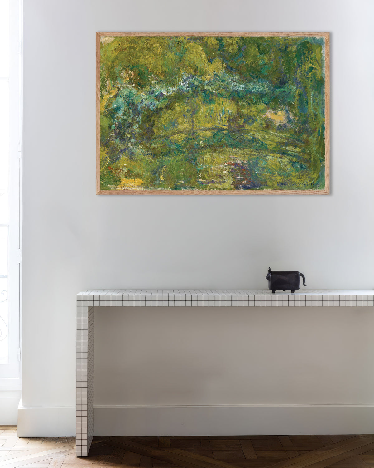 Poster La passerella sullo stagno delle ninfee (1919) di Claude Monet con cornice in legno naturale