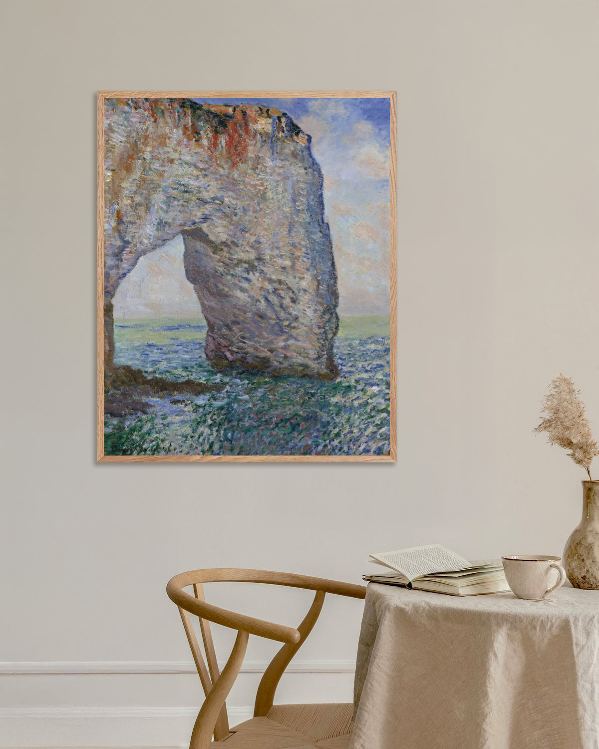 Poster Die Manneporte bei Étretat (1886) von Claude Monet mit naturfarbenem Holzrahmen