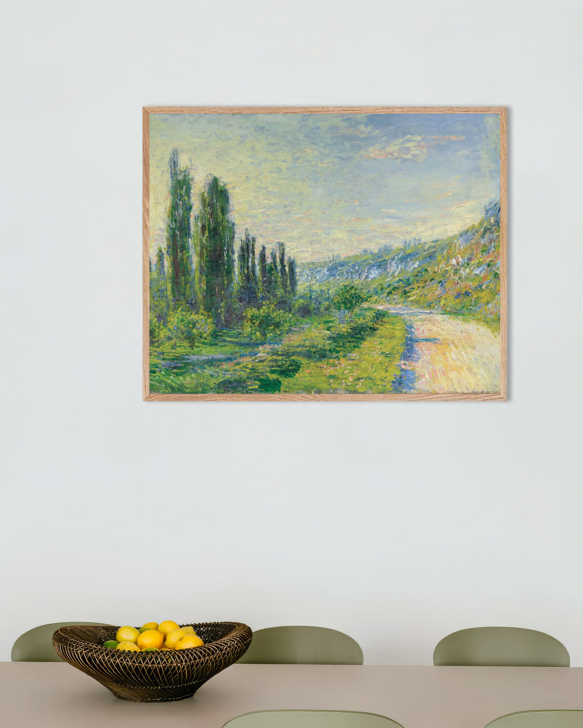 Poster La strada di Vétheuil (circa 1880) di Claude Monet con cornice in legno naturale