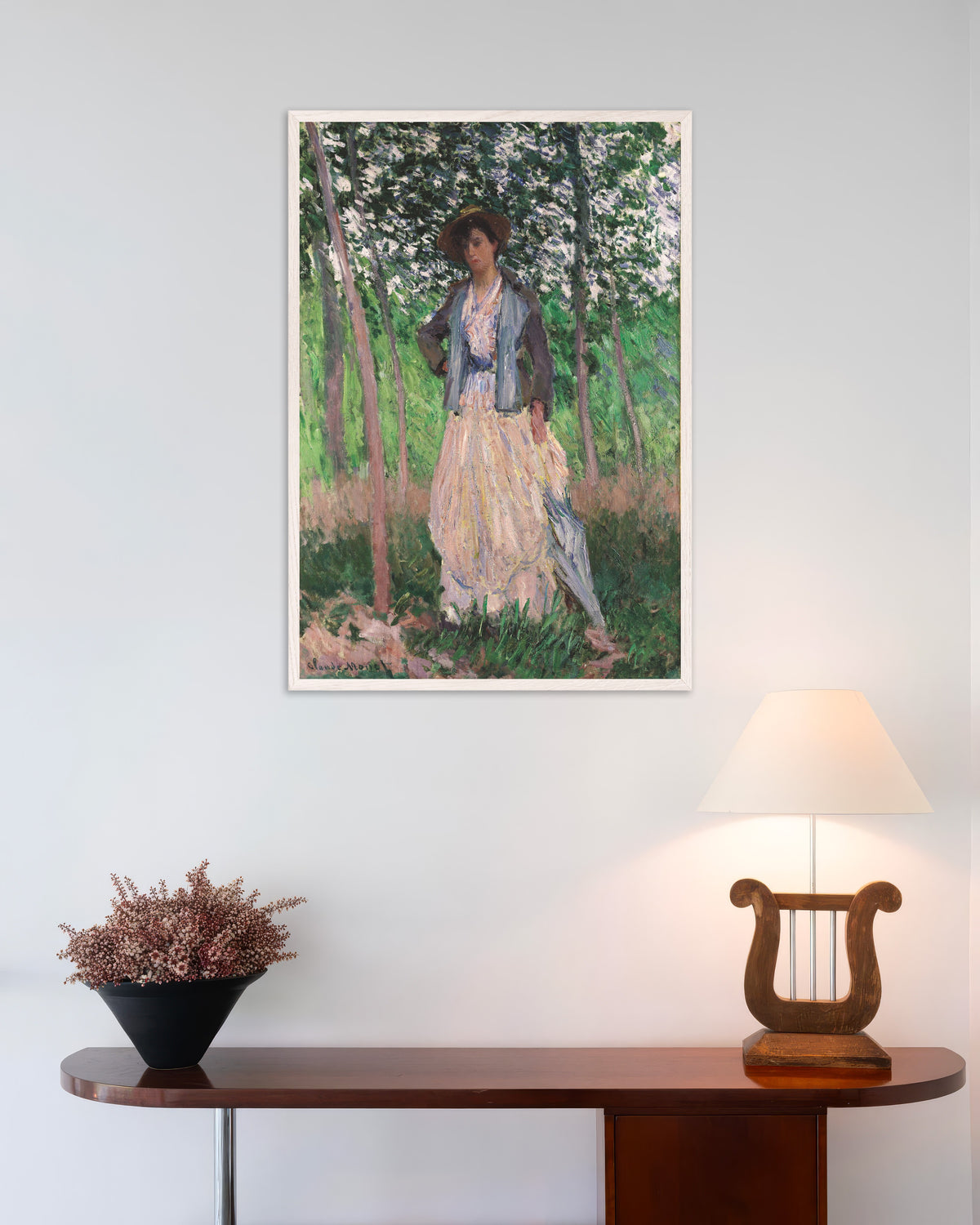 Poster Die Spaziergängerin, Suzanne Hoschedé (1887) von Claude Monet mit weißem Holzrahmen