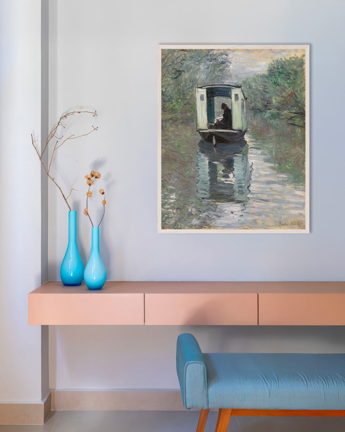 Poster La barca-atelier (1876) di Claude Monet con cornice in legno bianco