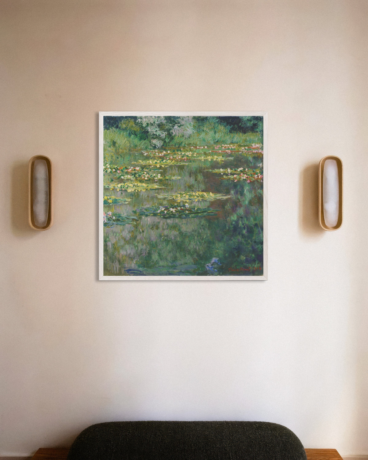 Poster Der Seerosenteich (1904) von Claude Monet mit weißem Holzrahmen