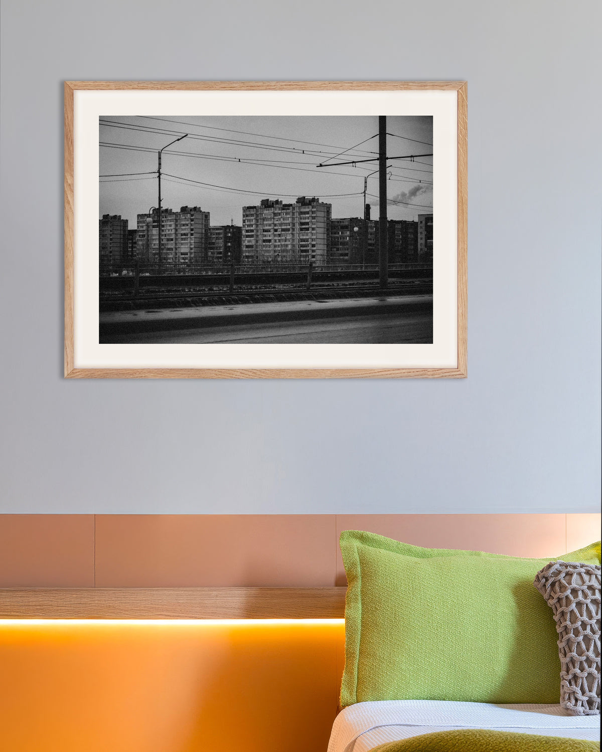 Poster „Hochhäuser jenseits der Straßenbahnleitungen“ mit naturfarbenem Holzrahmen
