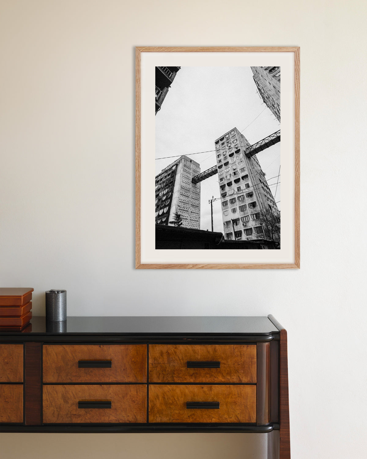 Poster «Torri collegate da ponti viste dal basso», con cornice in legno naturale