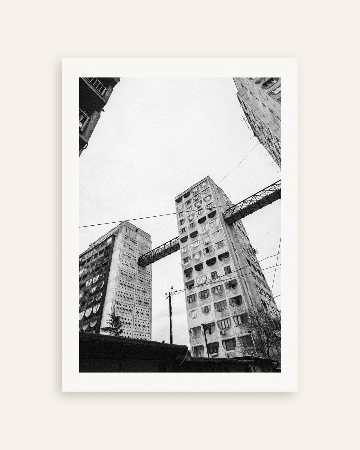 Poster «Torri collegate da ponti viste dal basso», miniatura