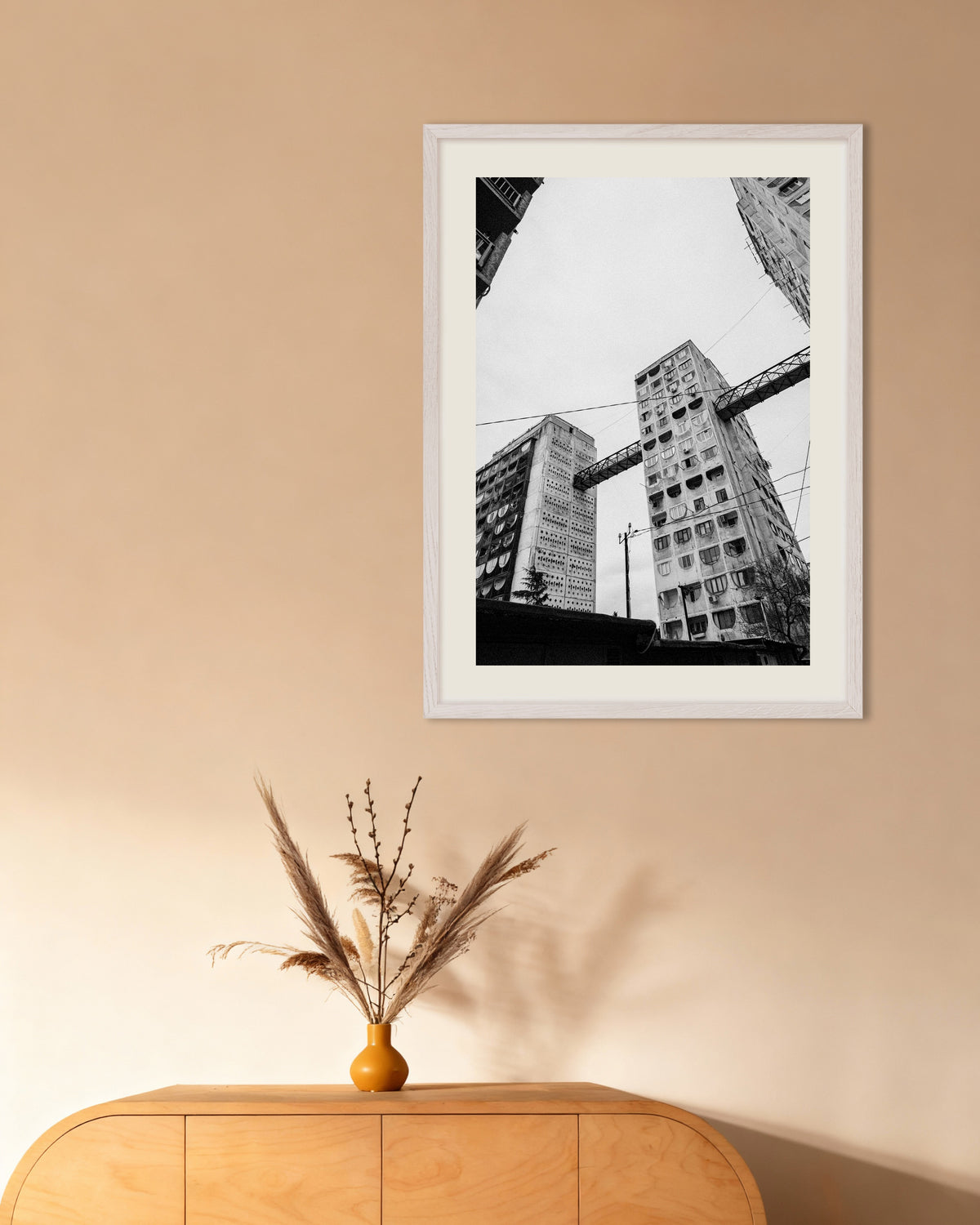 Poster «Torri collegate da ponti viste dal basso», con cornice in legno bianco