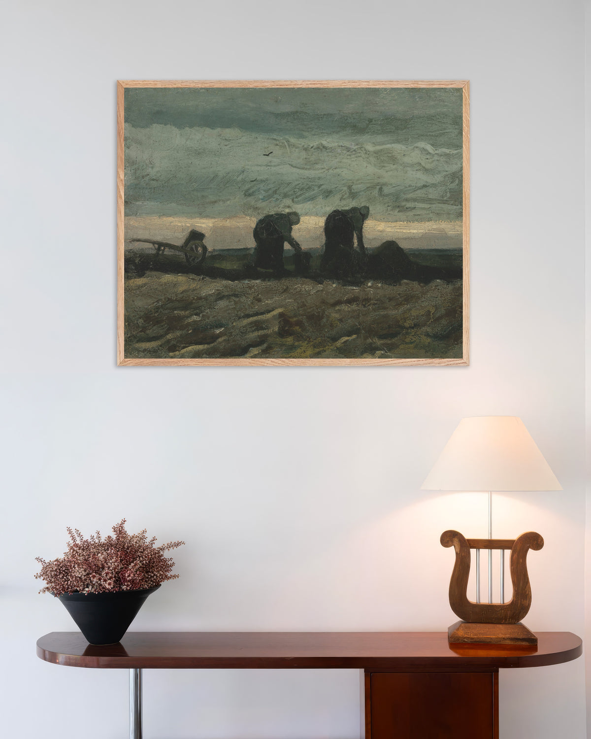 Poster Deux femmes dans la lande (1883), de Vincent van Gogh, avec un cadre en bois naturel