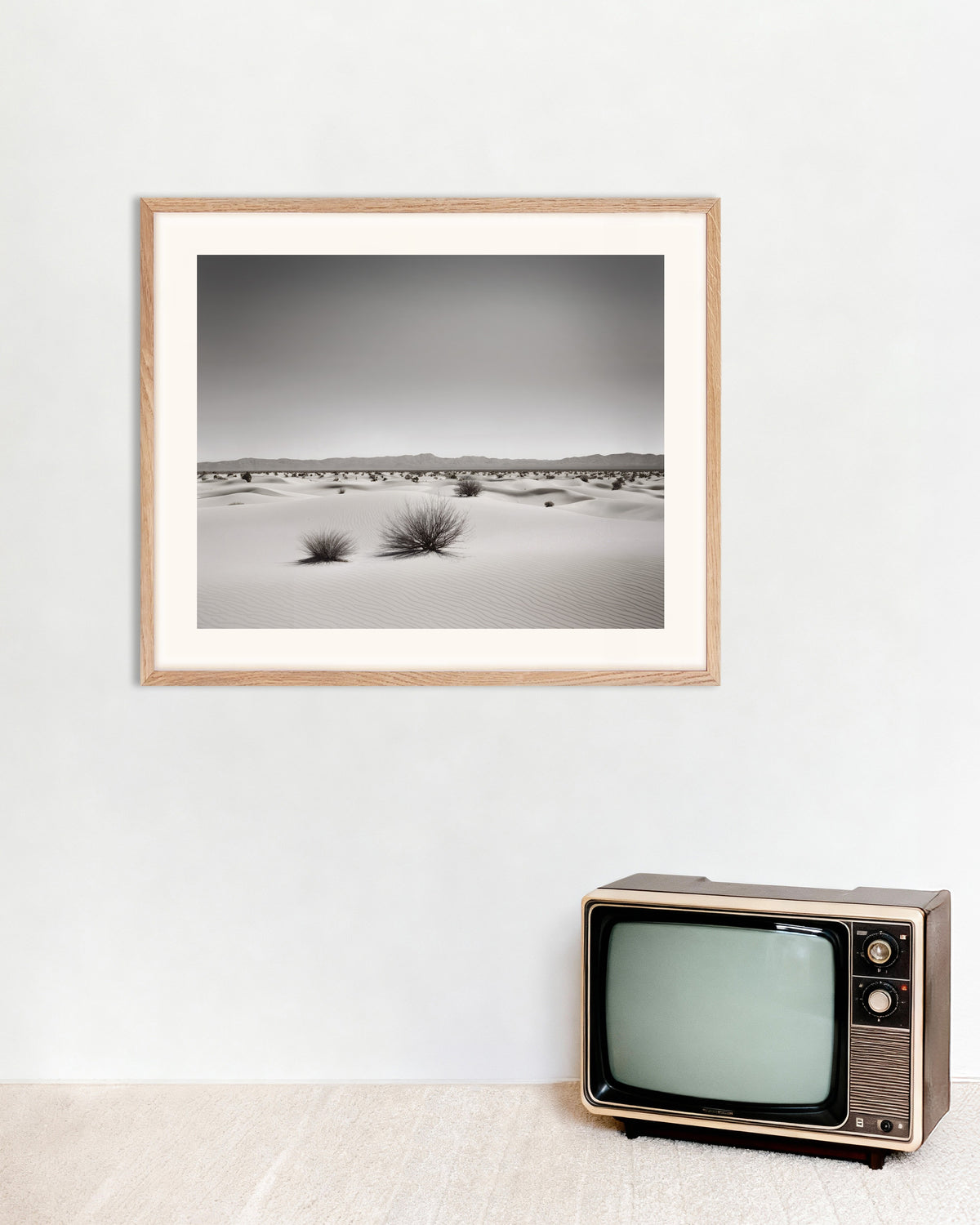 Poster di Esplorazioni astratte urbane in bianco e nero, deserto, con cornice in legno naturale