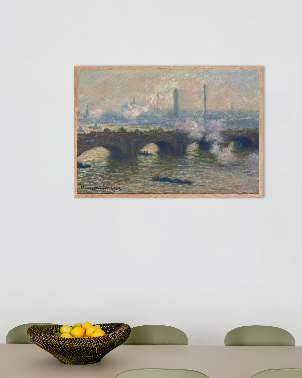 Poster Waterloo Bridge, grauer Tag (1903) von Claude Monet mit naturfarbenem Holzrahmen