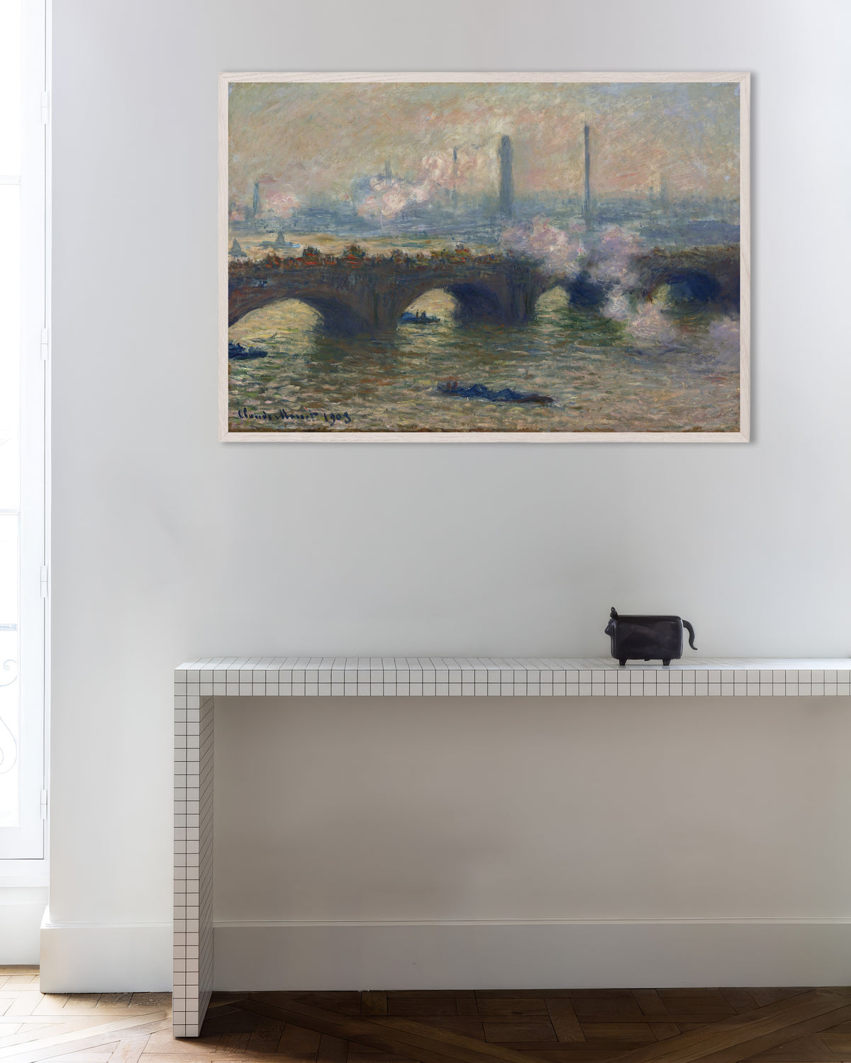 Poster Waterloo Bridge, grauer Tag (1903) von Claude Monet mit weißem Holzrahmen