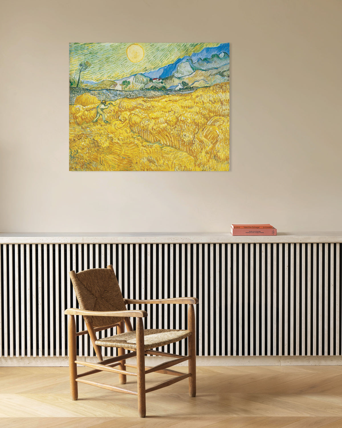 Poster mit Weizenfeld hinter dem Krankenhaus Saint-Paul mit einem Schnitter (1889) von Vincent van Gogh
