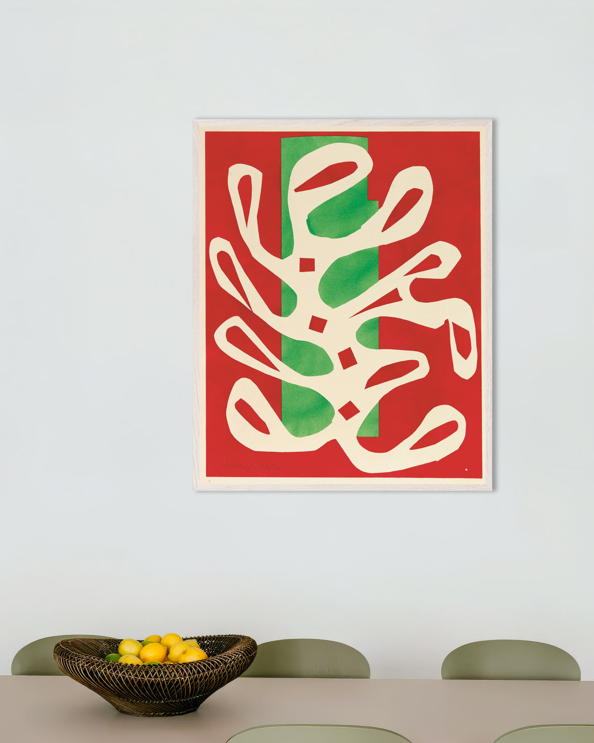 Poster di Alga bianca su sfondo rosso e verde (1947) di Henri Matisse, con cornice in legno bianco