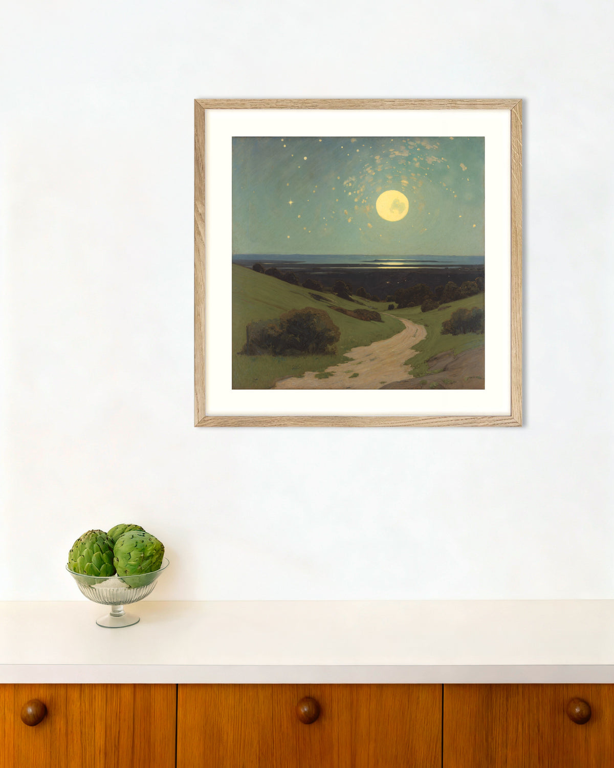 Poster Vollmond über den Hügeln mit Rahmen aus naturbelassener Eiche