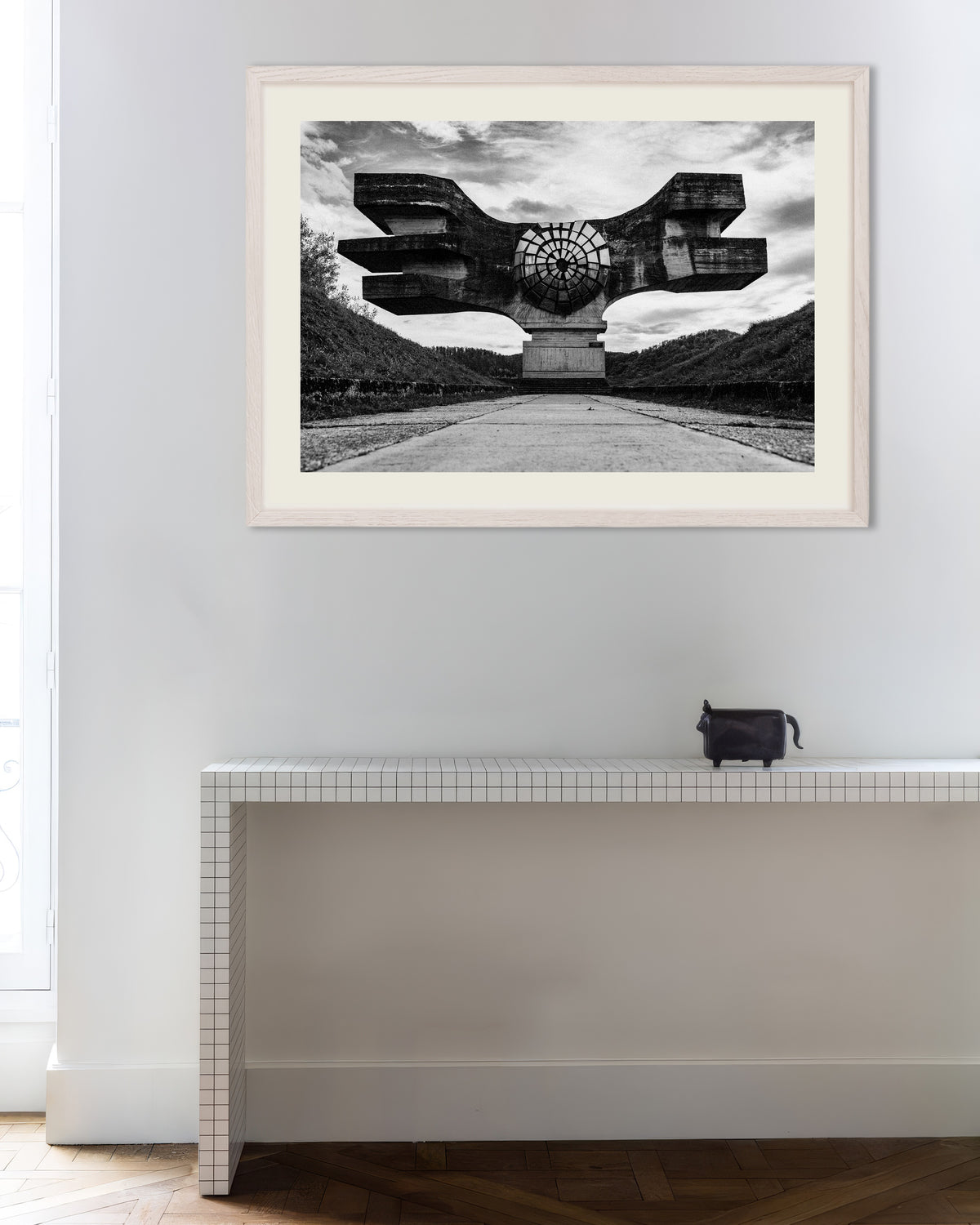 Poster «Monumento alato alla fine della strada», con cornice in legno bianco