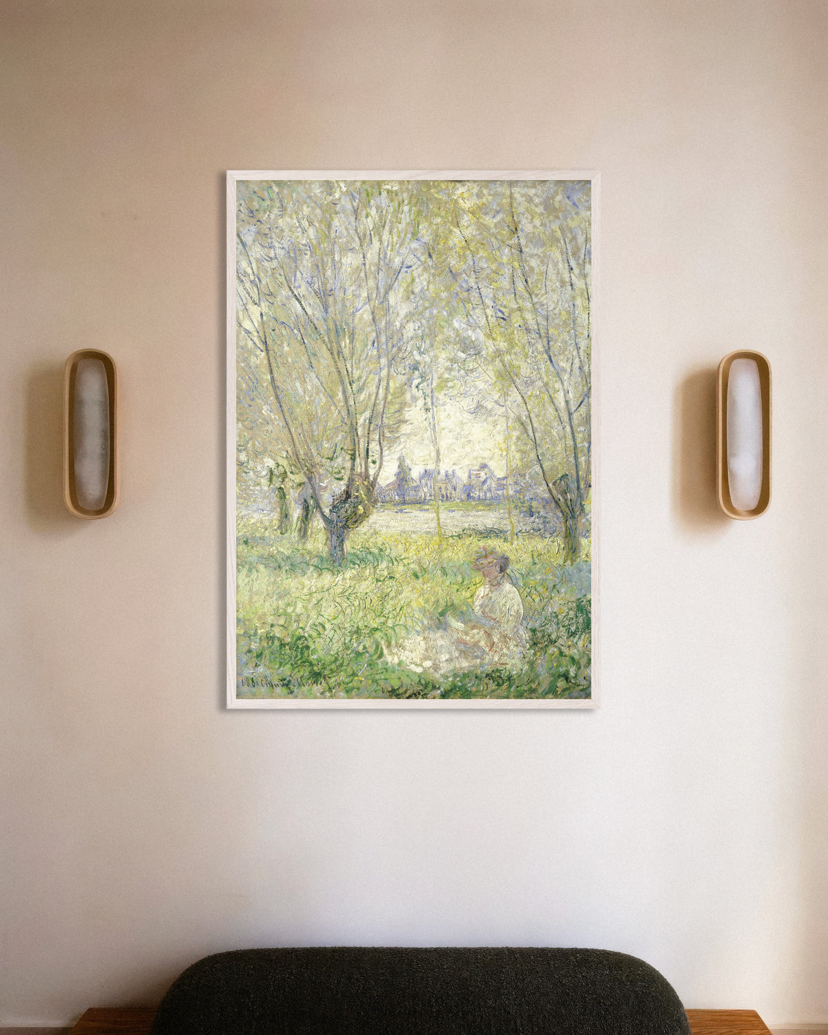 Affiche Femme assise sous les saules (1880) de Claude Monet, avec un cadre en bois blanc