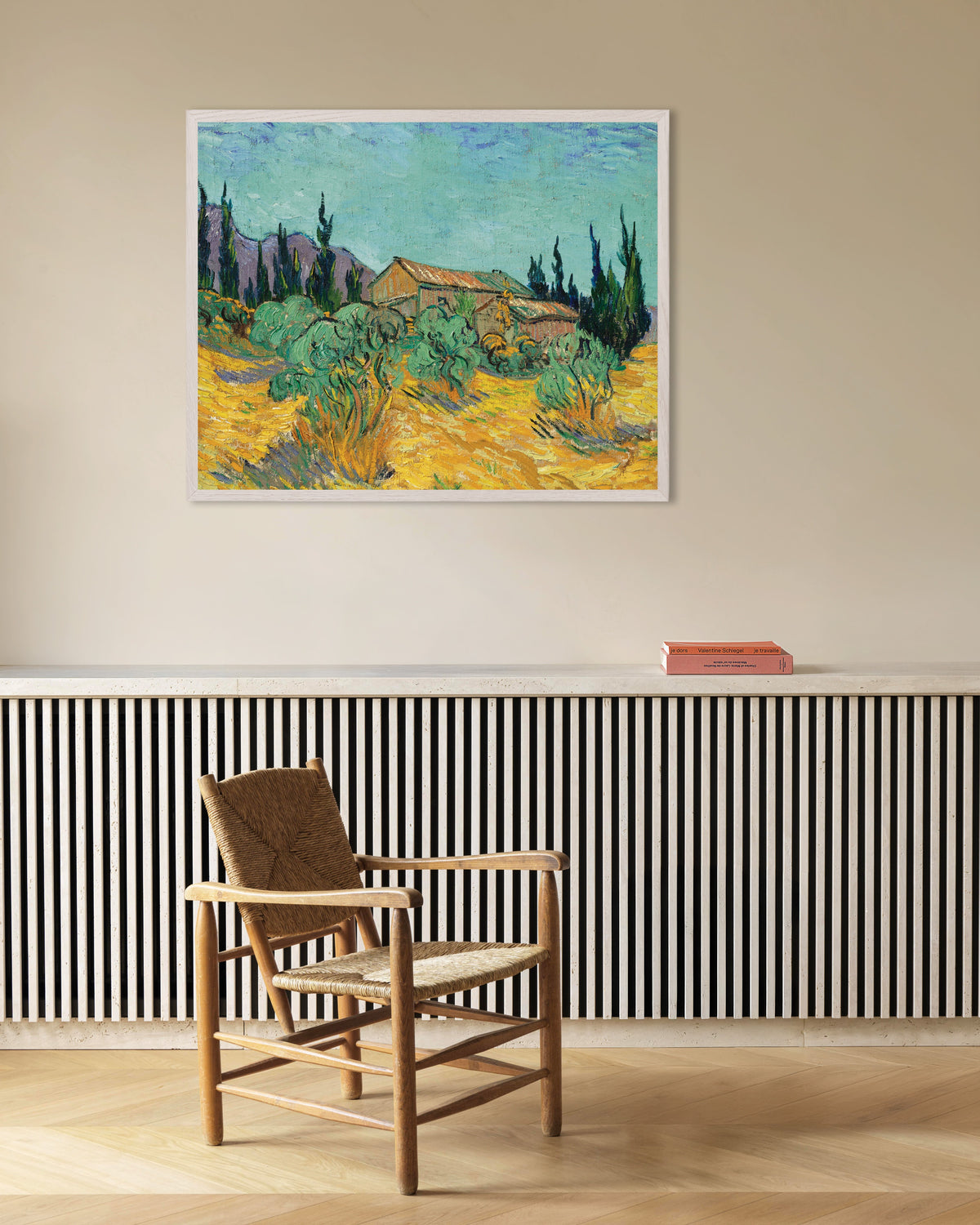 Poster mit Holzhütten zwischen Olivenbäumen und Zypressen (1889) von Vincent van Gogh, mit weißem Holzrahmen