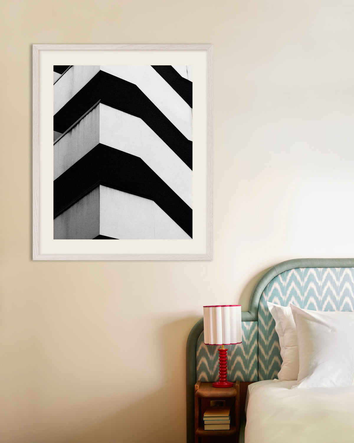 Poster «Balconi in cemento a zigzag», con cornice in legno bianco